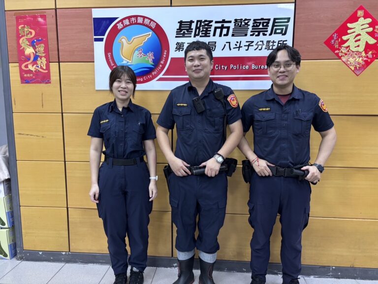 第二分局八斗子分駐所警員黃映儒、柯仁偉、温效賢(左至右)。(圖/記者薛秀蓮 翻攝)