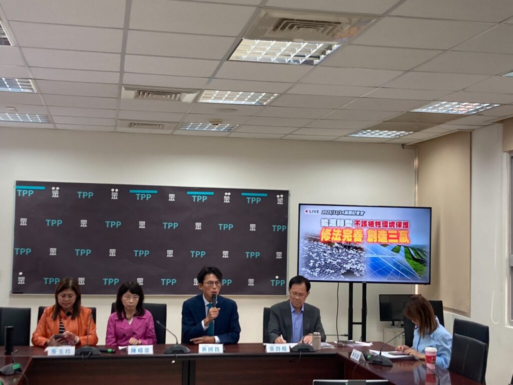 黃國昌指出，民眾黨支持能源轉型與再生能源，但絕不支持「以綠能為名，行掏空國庫之實」。（圖／民眾黨團）