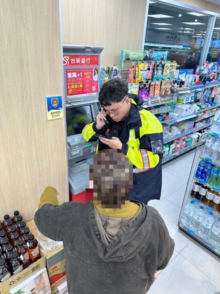 警方於現場協助替老嫗詢問金融卡取回一事，並陪同返家。(圖／記者薛秀蓮 翻攝)