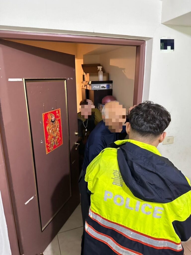 金融卡遭 ATM 吞卡！基二警協助成功取回 - https://www.watchmedia01.com