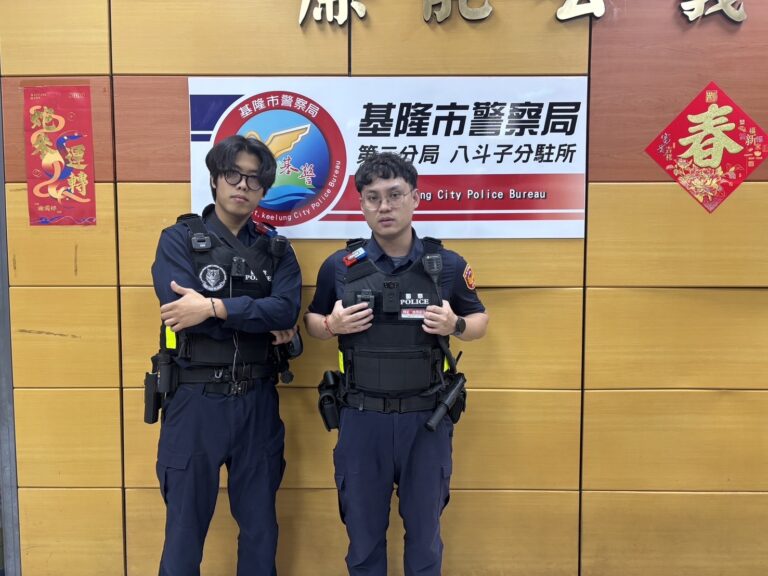第二分局八斗子分駐所實務生李文立、警員温效賢（左至右）。(圖／記者薛秀蓮 翻攝)