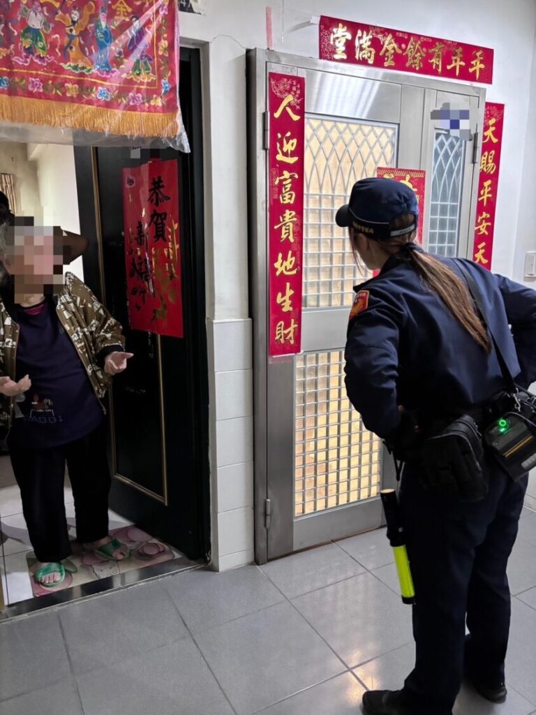 警方於現場交通疏導並確認有無火災情事。(圖／記者薛秀蓮 翻攝)