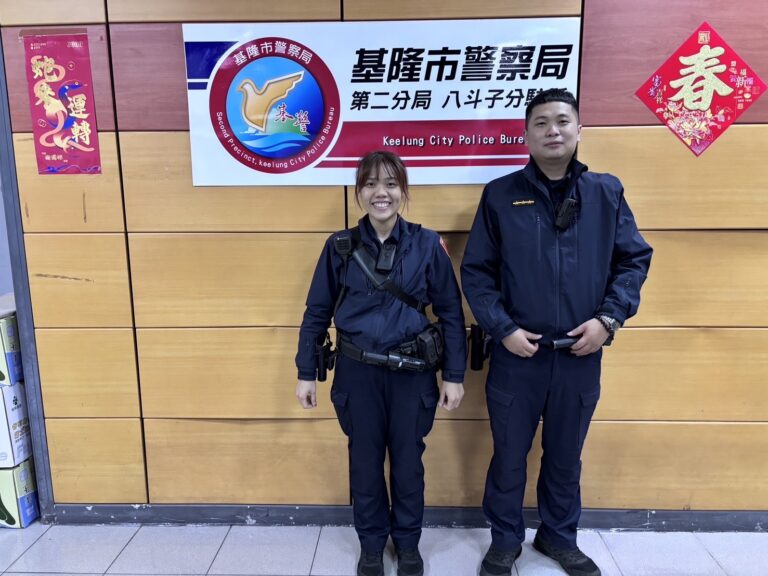 八斗子分駐所警員邱宜庭、柯仁偉（左至右）。(圖／記者薛秀蓮 翻攝)