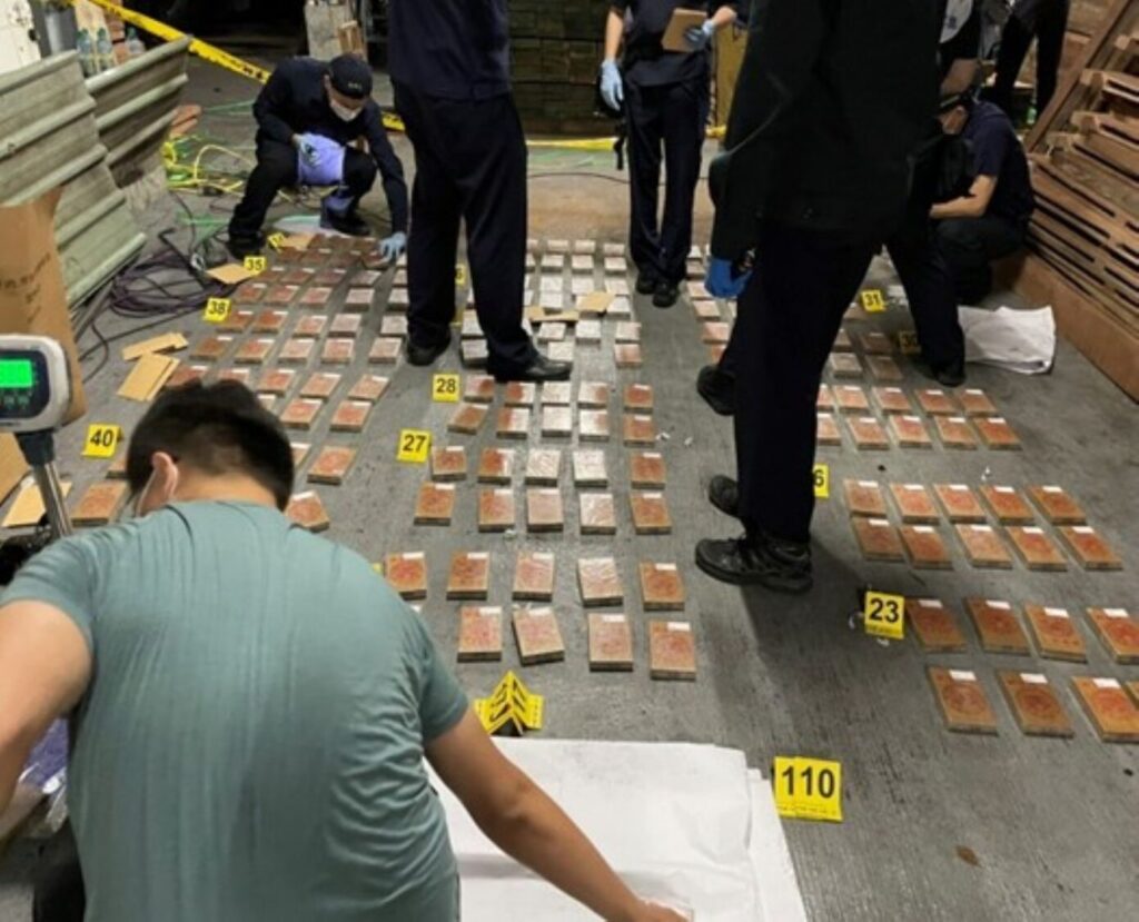新北警查獲1172塊海洛因磚現場畫面。（記者徐煜勝翻攝）