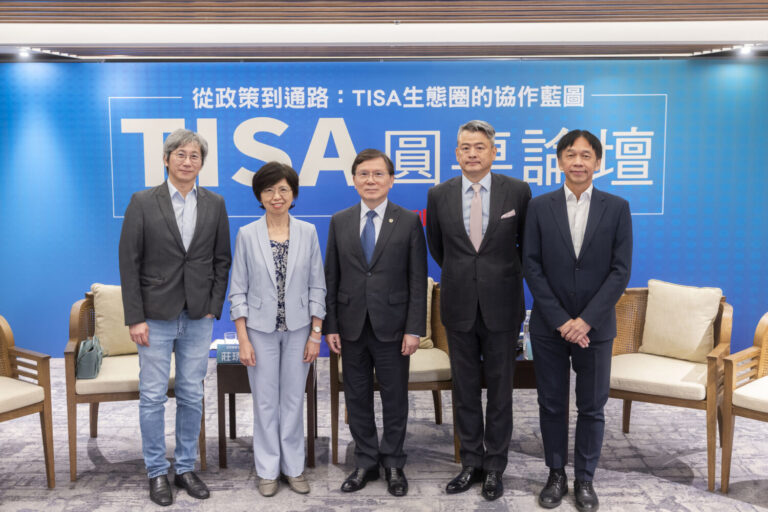 《今周刊》舉辦「從政策到通路：TISA生態圈的協作藍圖」圓桌論壇，由今周刊副社長兼總主筆楊紹華（左一）主持，邀集金管會副主委莊琇媛（左二）、集保結算所董事長林丙輝（中）、投信投顧公會理事長尤昭文（右二），東海大學財經系所客座教授張錫（右一），對談TISA如何成為全民退休保障基石。(圖/今周刊提供)