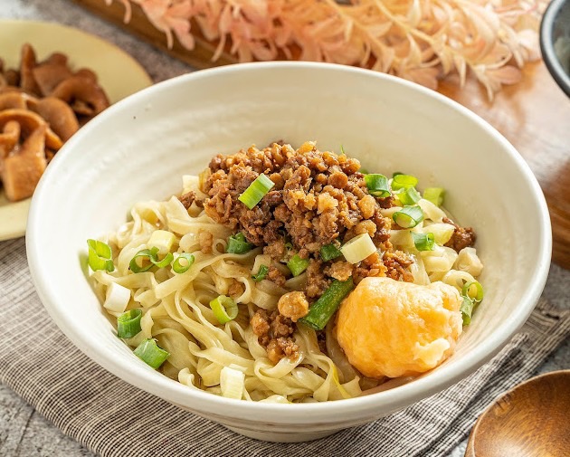 台中第二市場-人氣老店「阿棋三代福州意麵」消費加贈小菜。(圖／台中市政府經濟發展局提供)