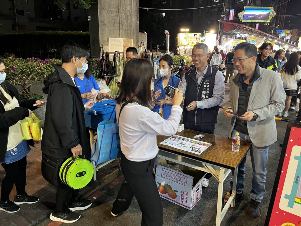 經發局張峯源局長視察物調券發放。(圖／台中市政府經濟發展局提供)