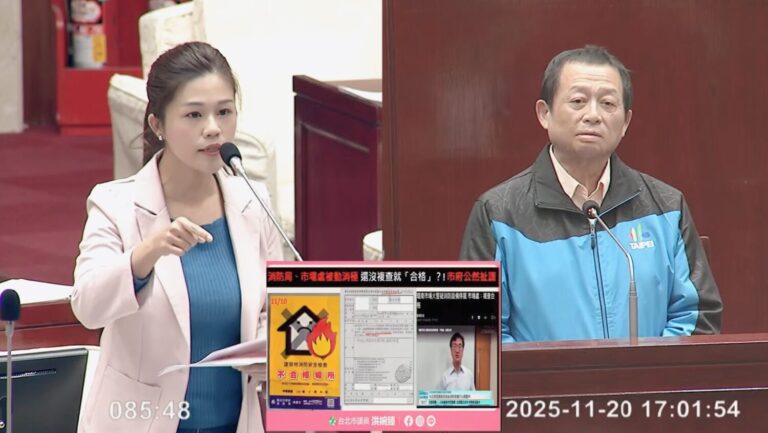 洪婉臻(左)揭環南市場火災真相，台北市消防局長莫懷祖(右)證實，火災當時設備確實不符合規定。(圖／洪婉臻辦公室 提供)