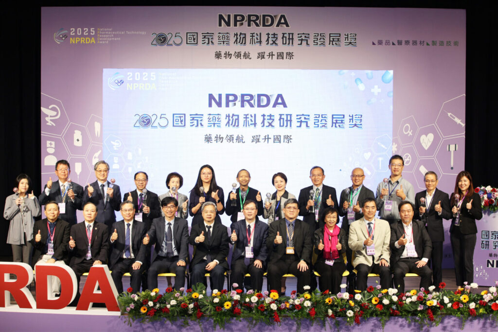 2025國家藥物科技研究發展獎頒獎典禮，經濟部龔明鑫部長、衛生福利部莊人祥次長出席，與貴賓、得獎代表大合照。（圖／衛生福利部食品藥物管理署 提供）