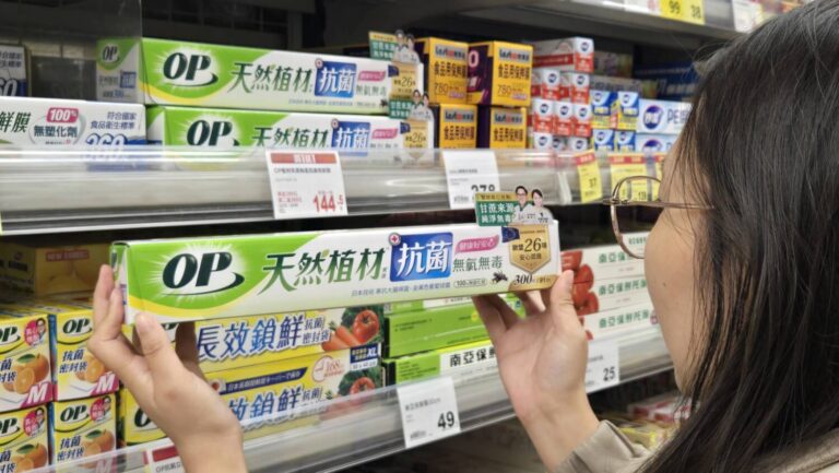 OP 天然植材來源保鮮膜亦推出抗菌版，其中抗菌版本於全聯通路獨家販售。(圖／業者提供)