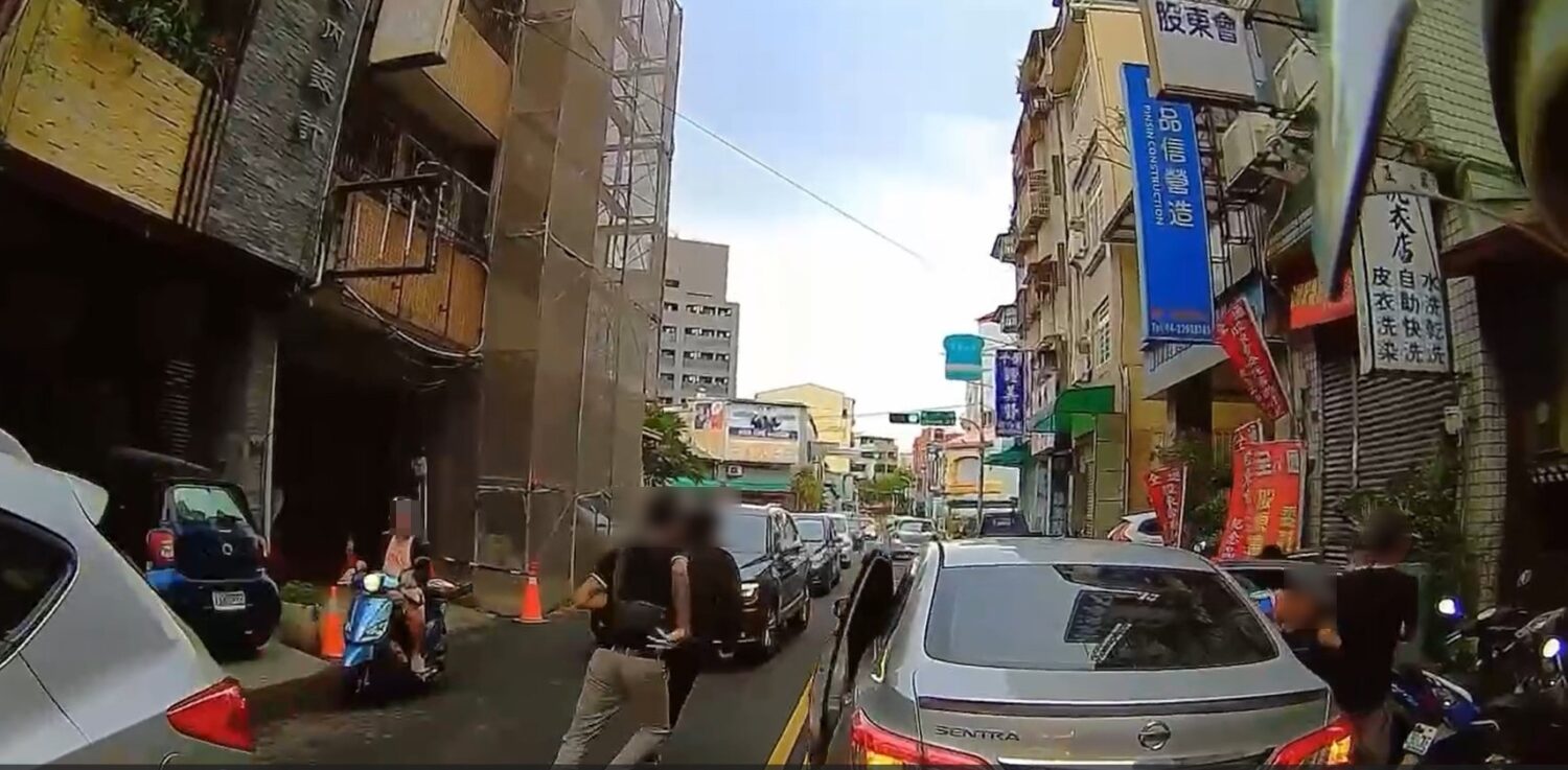 街頭版《實境生存遊戲》上演!民眾變身 NPC 指路員 警沿線追捕棄車四散逃亡越南移工 - https://www.watchmedia01.com