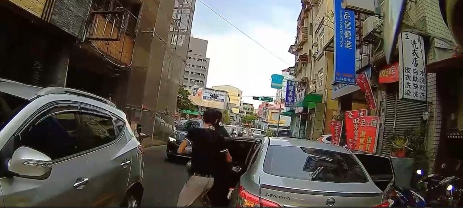 街頭版《實境生存遊戲》上演!民眾變身 NPC 指路員 警沿線追捕棄車四散逃亡越南移工 - https://www.watchmedia01.com