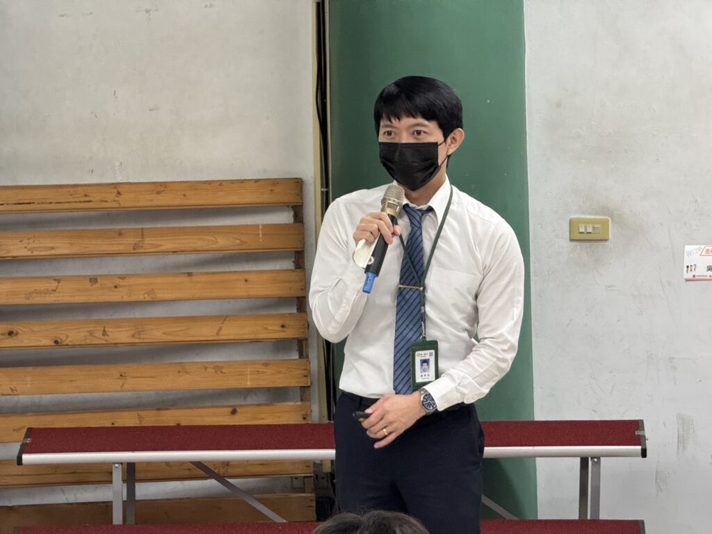 第一銀行吳秉榞講師親自帶領防詐理財宣導。(會研基金會提供)