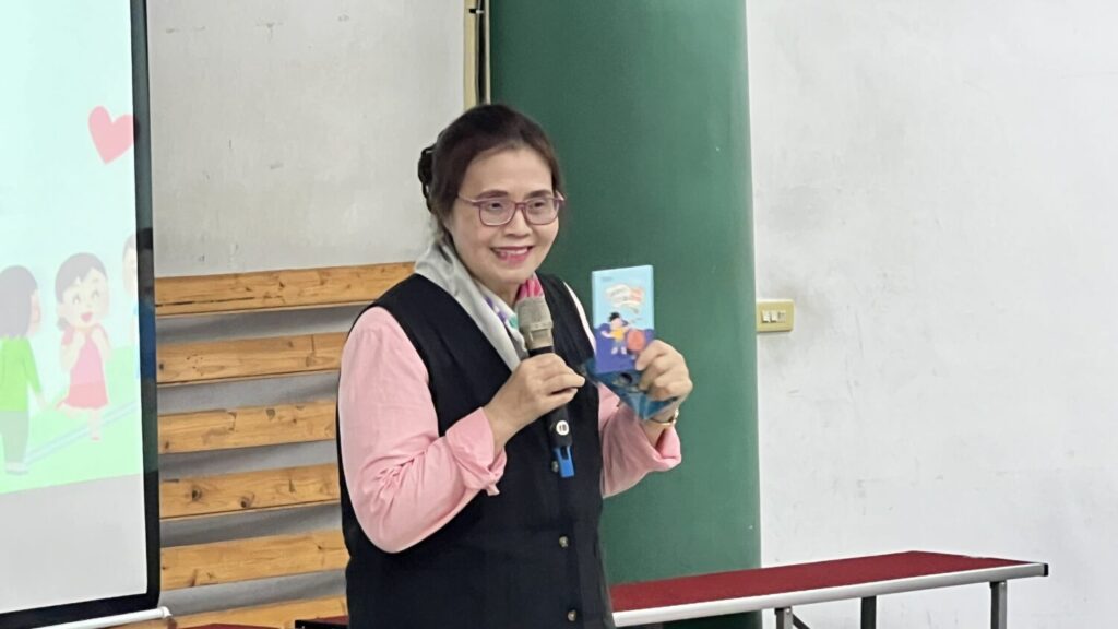 會研基金會王怡心董事長進行有獎徵答。(會研基金會提供)