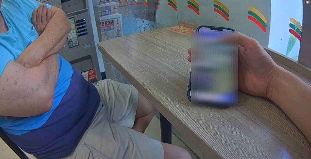 員警到場檢視民眾手機內LINE對話內容。(圖/記者薛秀蓮 翻攝)