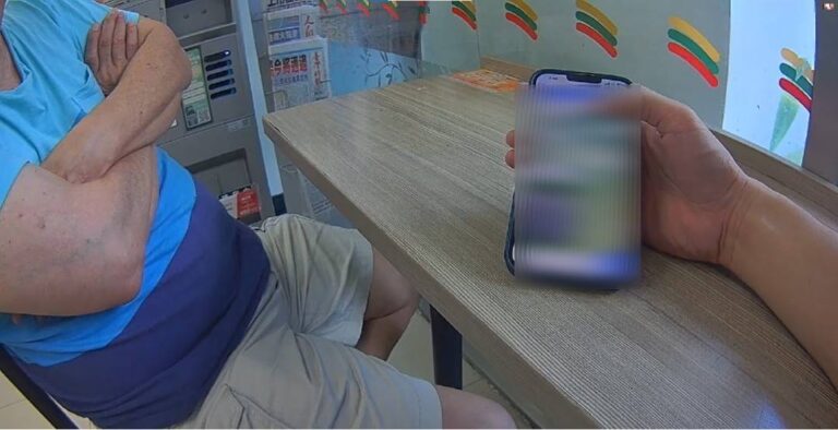 員警到場檢視民眾手機內LINE對話內容。(圖/記者薛秀蓮 翻攝)