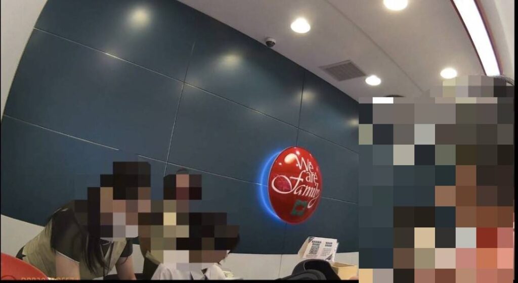 員警分析詐騙集團手法,耐心勸導被害人。(圖/記者薛秀蓮 翻攝)