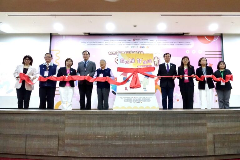 啟動儀式由左至右聯合報健康事業部營運長吳貞瑩、工研院企劃與研發處專案組長宋麟祥、中華金點社區促進聯盟秘書長邱秀蘭、衛生福利部社家署署長周道君、衛生福利部部長石崇良、老盟理事長方力脩、老盟祕書長張淑卿、富邦人壽經營企劃處資深副總經理陳秀玲、嘉南藥理大學社會工作系助理教授溫如慧。(圖/中華民國老人福利推動聯盟提供)。