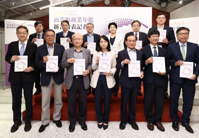 經濟部商業發展署署長蘇文玲（中）、臺灣大學國際企業學系名譽教授陳厚銘(左三)、商研院董事長許添財（左五）、院長王建彬（左一）共同出席新書發表記者會。(圖/商業發展署 提供)