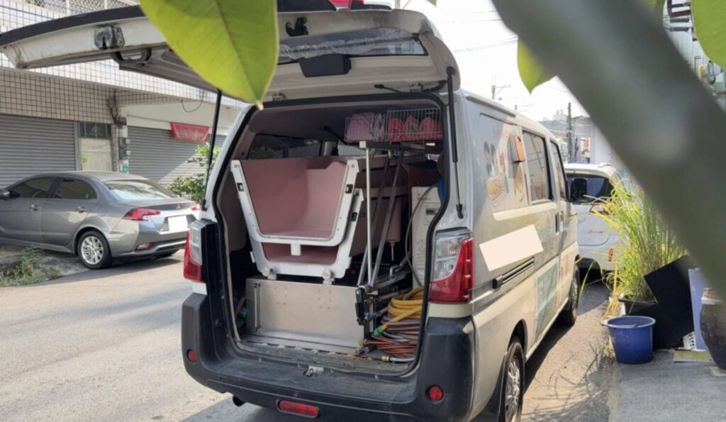 張文潔爭取將「到宅沐浴車」納入公共服務性車種,以便能使用共用臨停區。(張文潔辦公室提供)