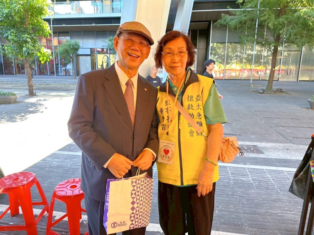 台北市盧氏宗親會理事長盧景鎮(左)、亞太急難關懷救助協會監事長黃秀霞(右)。(圖/亞太急難關懷救助協會 提供)