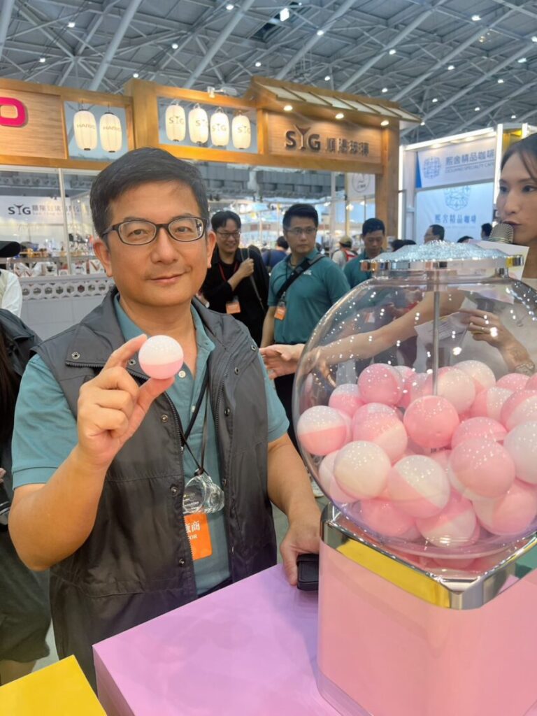 農業部農村發展及水土保持署蘇茂祥副署長親自體驗「農村好物扭蛋趣」。(圖／薛秀蓮拍攝)