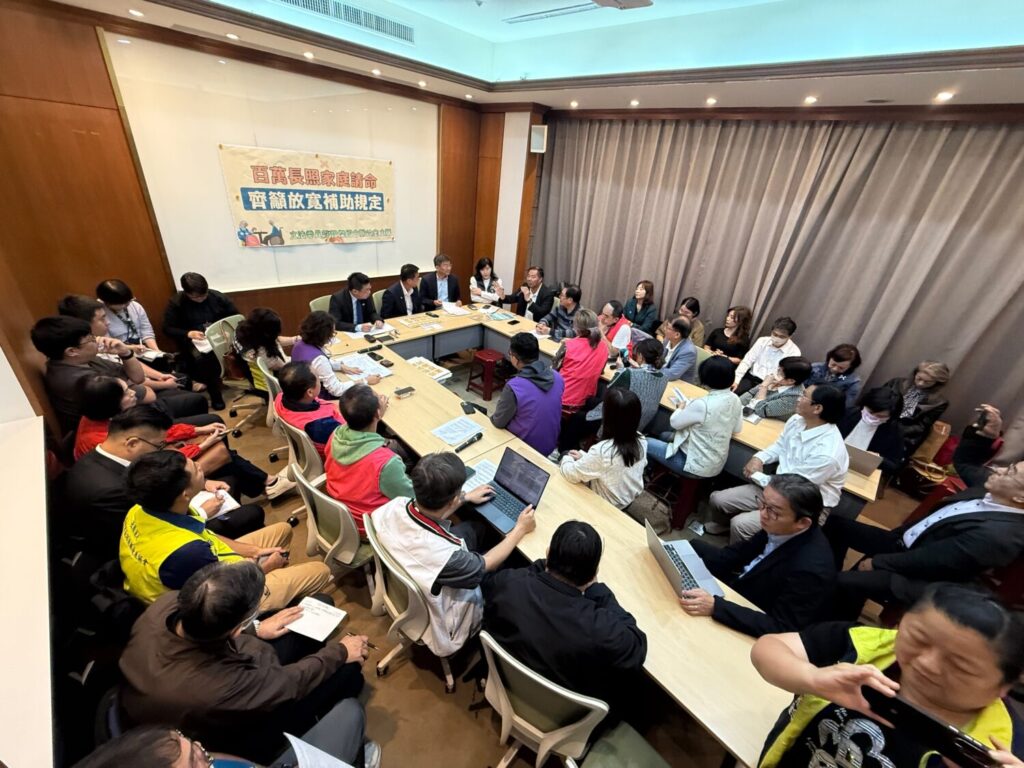 立委許智傑與全國長照團體聯合記者會 呼籲放寬極重症者長照居家補助 盼政策更貼近實際需求。〈圖/記者蔡宗武翻攝〉