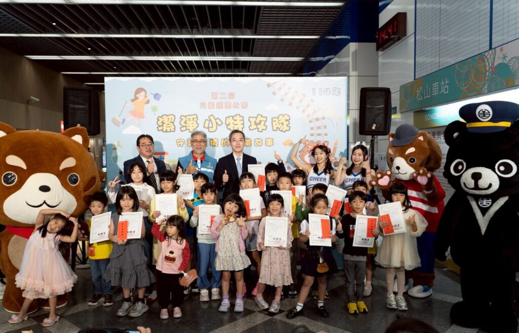 斯巴克集團於高雄車站舉辦世界廁所日 ESG 活動，產官學代表與吉祥物PIKA合影，共同見證集團多年專業清潔投入與成果。（圖／斯巴克集團提供）