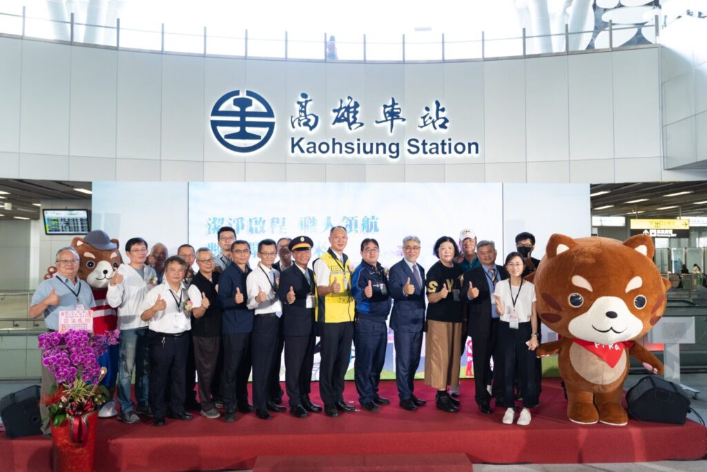 斯巴克集團於高雄車站舉辦世界廁所日 ESG 活動，產官學代表與吉祥物PIKA合影，共同見證集團多年專業清潔投入與成果。（圖／斯巴克集團提供）