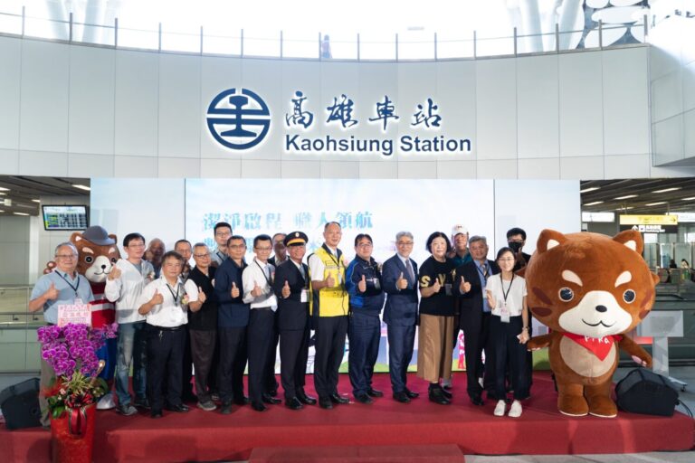 斯巴克集團於高雄車站舉辦世界廁所日 ESG 活動，產官學代表與吉祥物PIKA合影，共同見證集團多年專業清潔投入與成果。（圖／斯巴克集團提供）