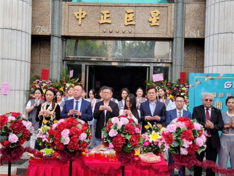 宸曜診所開幕典禮舉行祈福儀式，由宸曜國際醫療體系創辦人陳湧仁醫學博士（左三）與董事長莊泳沐（右一）率領醫療團隊與嘉賓共同祈福，祝賀智慧醫學在桃園扎根啟航。（圖／記者 趙靜姸翻攝）