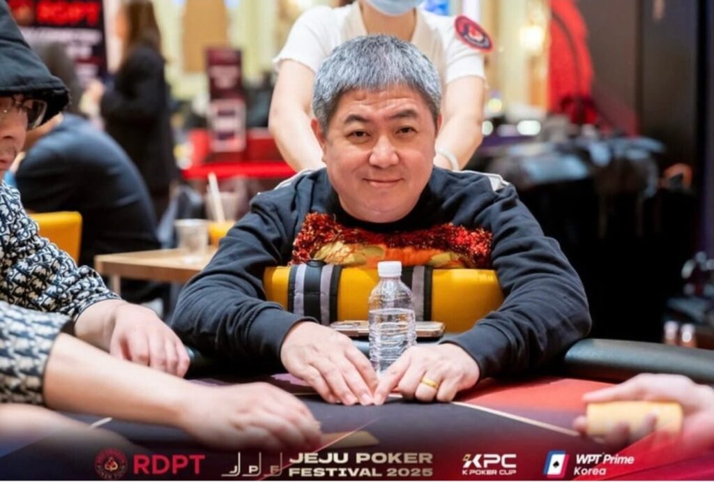 「台灣華人德州撲克協會」理事長戴興雄經常出國參與國際賽事。(圖/記者 施立偉翻攝)