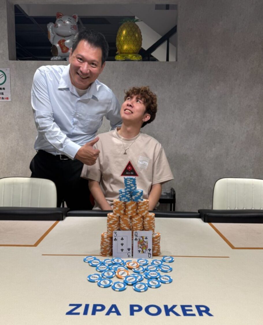 ZIPA Poker勇者賽冠軍出爐（右），執行長崔克力（左）恭賀選手奪冠。（圖／記者 蔡尚芸攝）