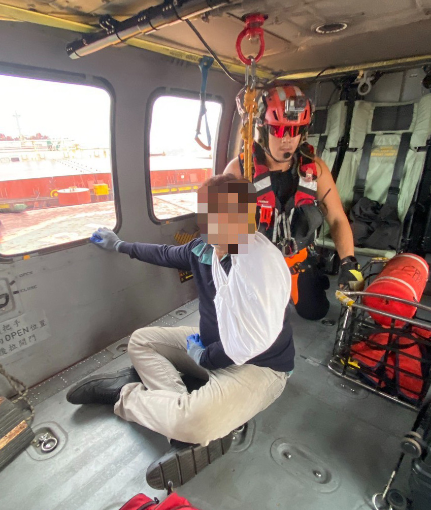 海巡空勤吊掛分隊成功後送受傷的外籍貨輪船員。(海巡署提供)