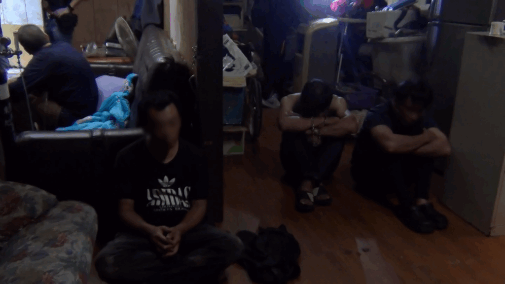 海巡攻堅破獲花蓮縣吉安鄉光華工業區一處毒窟,成功壓制嫌犯。(海巡署提供)