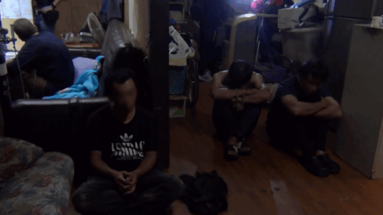 海巡攻堅破獲花蓮縣吉安鄉光華工業區一處毒窟，成功壓制嫌犯。(海巡署提供)