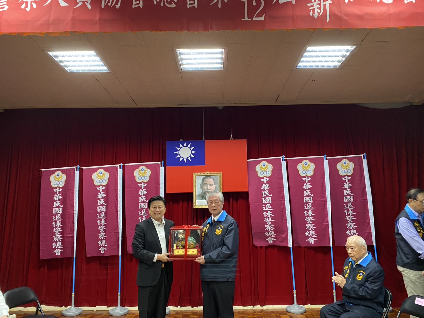 國民黨立法院黨團總召傅崑萁致贈名家林俊亨作品鹿港窯交趾陶彩獅｢眾望所歸｣予新任總會長黃啟澤。(記者 包克明 攝)