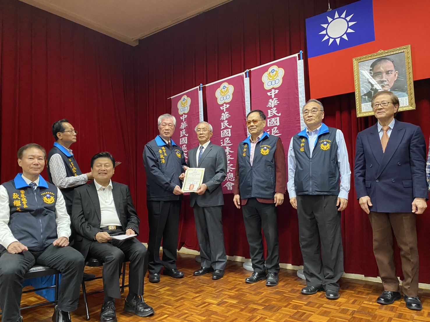 新任總會長黃啟澤頒贈證書給協會幹部。(記者 包克明 攝)