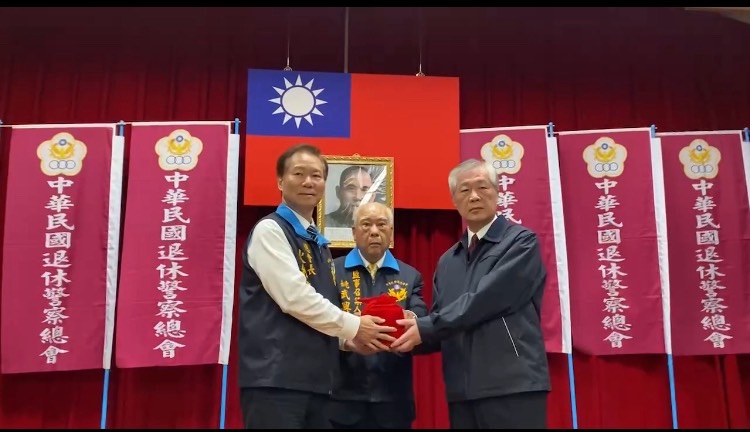 中華民國退休警察人員協會總會第11屆、第12屆總會長交接典禮，由監事召集人姚武寧(中)監交，新任總會長黃啟澤自卸任總會長耿繼文手中接下總會長印信。(記者 包克明 攝)