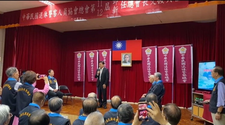 國民黨立法院黨團總召傅崐萁親自出席中華民國退休警察人員協會總會第11屆、第12屆總會長交接典禮，並在致詞時多次強調「退警是國家的老英雄」。(記者包克明 攝)