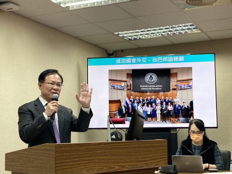 台巴直航卡關多年？張啓楷質詢時怒批政府怠惰，促擴大科技園區人才布局。(圖／張啓楷國會辦公室)