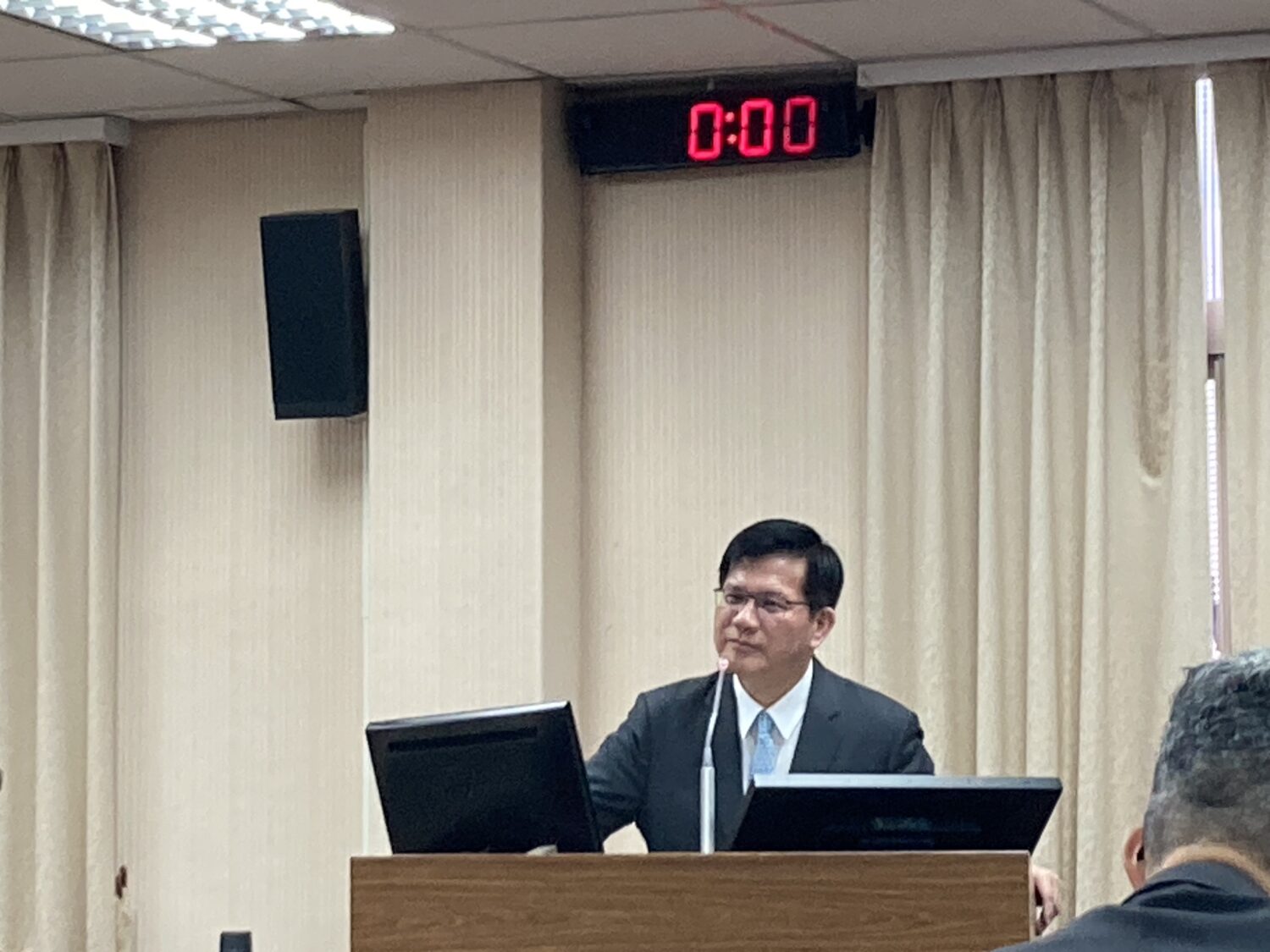 外交部長林佳龍出席立法院國防與外交委員會報告並備詢。(圖／張啓楷國會辦公室)