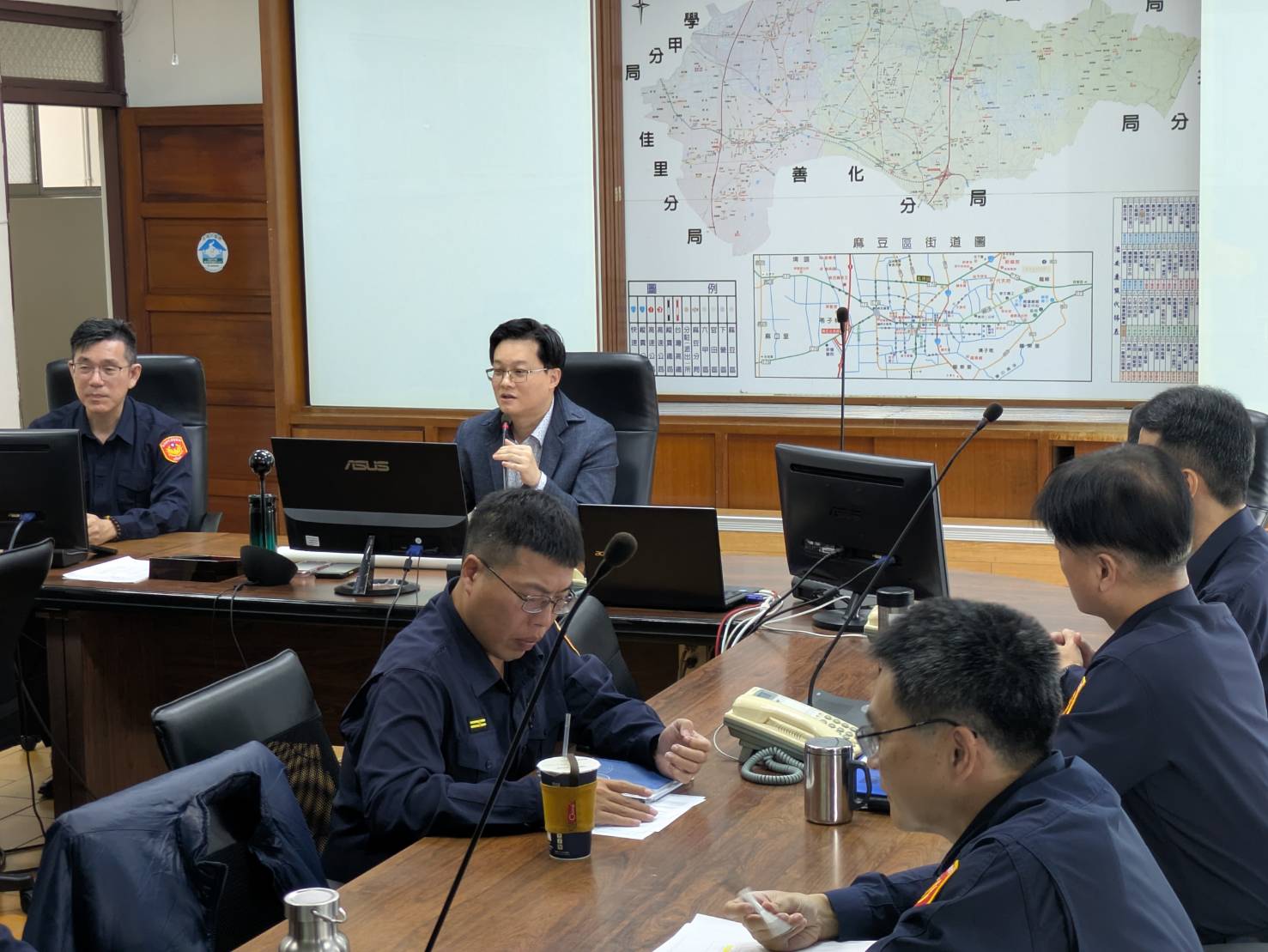 市府副秘書長徐健麟嘉勉參與辦案的有功員警。(記者翻攝)