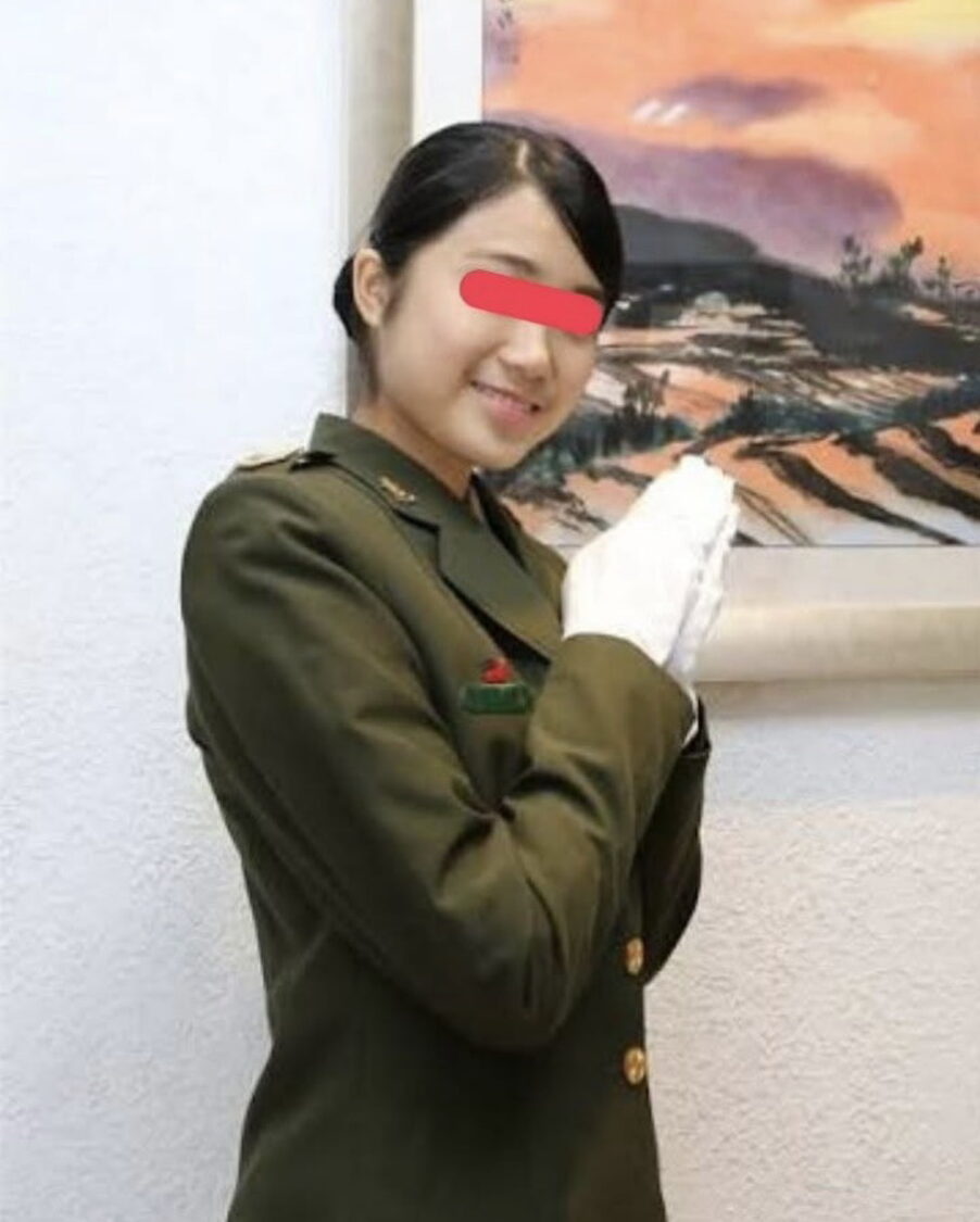 匿名軍中寫手近日在「靠北長官」發表一篇以「餡餅指揮部」為背景的言情小說創作,有「人軍處之花」美譽的女軍官被引用為配圖主角。(圖/記者翻攝)