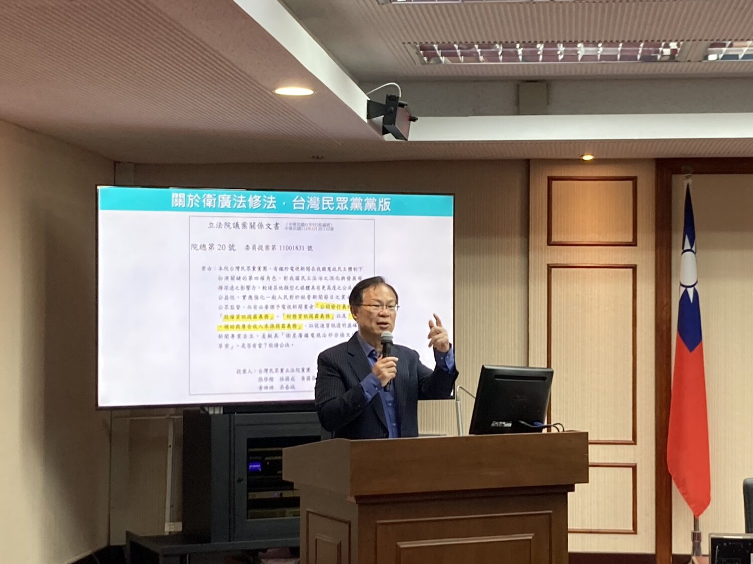 張啓楷強調，部分媒體高度依賴政府採購、補助與廣告作為主要收入來源，且金流集中度過高，形成政媒一體化的嚴重隱憂。(圖／張啓楷國會辦公室)