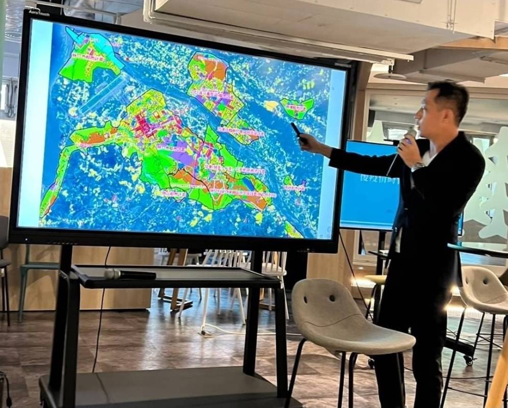 擁有博士高學歷的林冠年個人內外在條件極佳,卻因深陷酒測風波暫時中斷原可一路高歌猛進的政治前途。(圖/記者翻攝)