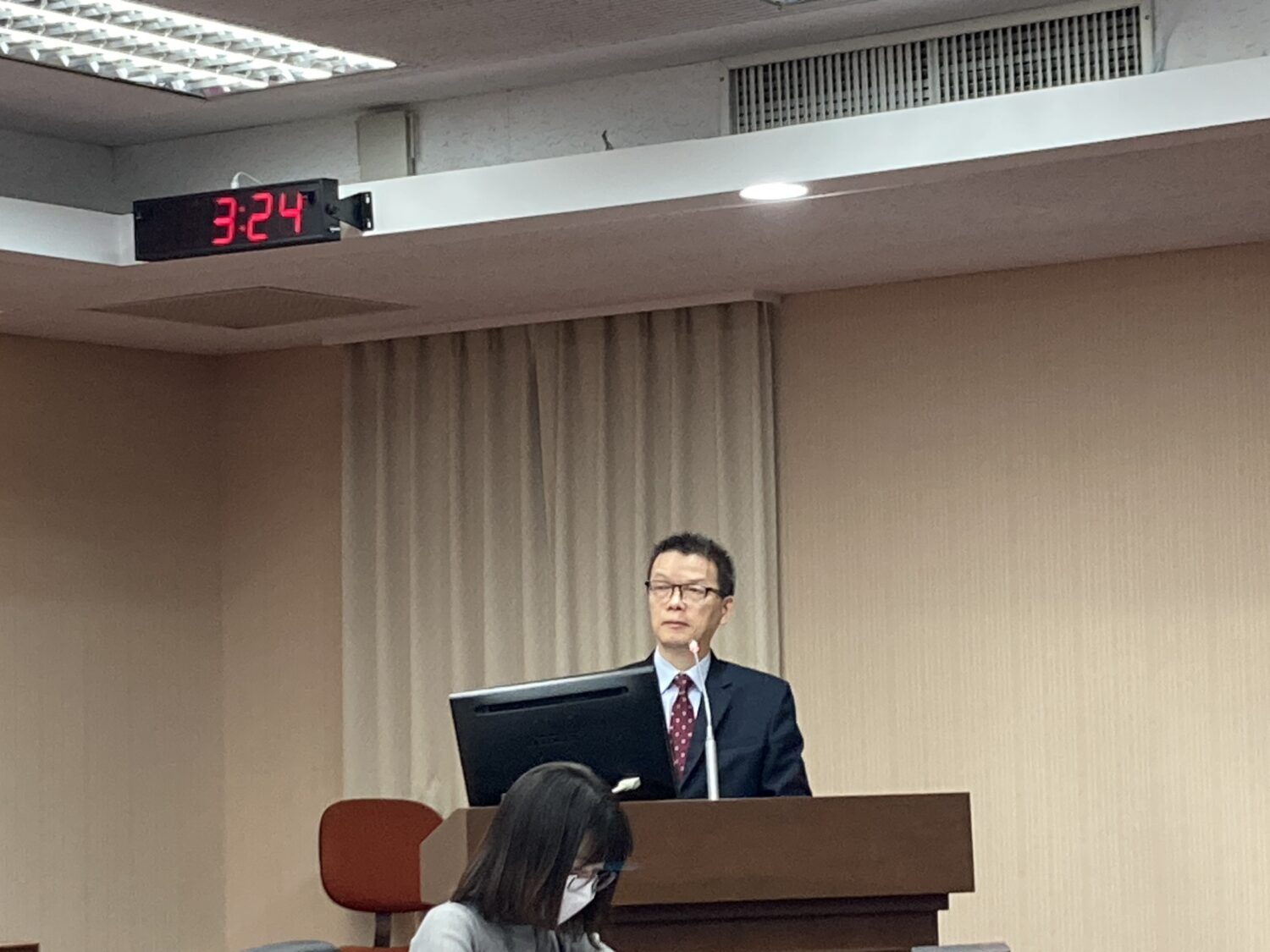 通傳會代理主委陳崇樹到場報告並備詢。(圖／張啓楷國會辦公室)