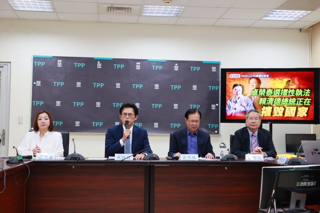 黃國昌痛批總統賴清德與行政院長卓榮泰正摧毀民主憲政,「如果行政院可以挑著執行,那全國人民是否也可以挑著遵守法律?」。(圖/民眾黨)