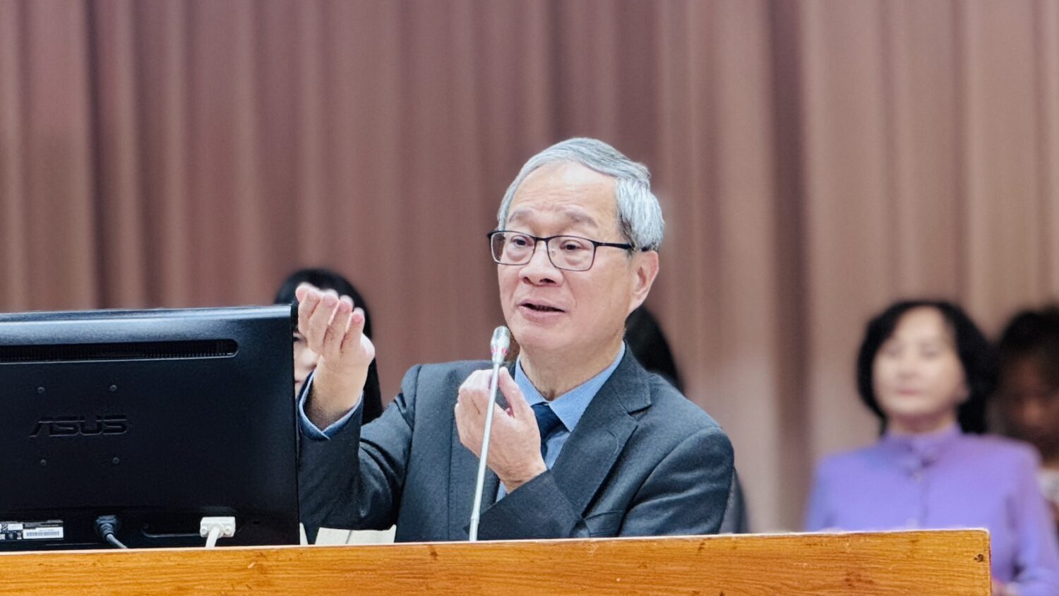 李遠承諾文化部將於三個月內研議公共媒體資料收費標準。(圖／葛如鈞國會辦公室)