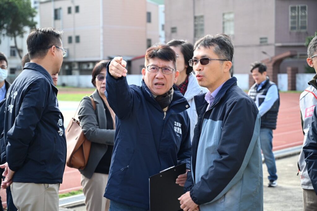 新竹縣學生數持續成長,林思銘率財委會考察校園體育設施改善狀況。(圖/林思銘國會辦公室)